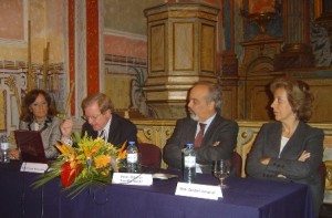  A mesa de presidência (da esquerda para a direita, na fotografia, Maria do Rosário Braga da Cruz, Michael Willcocks, Tawfiq Rkibi e Isabel Amaral)