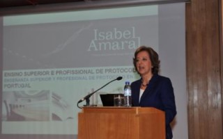 Dra. Isabel Amaral fala sobre o ensino superior e profissional de protocolo em Portugal