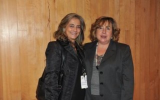 Dra. Paula Ramos Chaves felicita Dra. Margarida Araujo, a grande produtora e coordenadora das VI Jornadas Internacionais de Protocolo da APEP